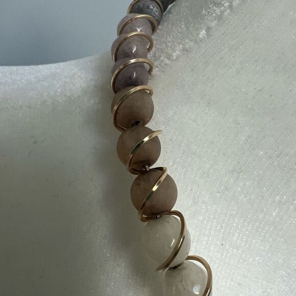 High quality beaded collar necklace with gold tone coil - Picture 2 of 7